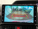 【バックカメラ】 駐車時に車両後方の様子を見ることができるので、運転の不安を軽くします。