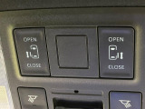 【両側パワースライドドア】スマートキーや運転席のスイッチで後席両側スライドドアの開閉が可能♪電動だから力を入れてドアを開ける必要が無く、小さなお子様でも簡単に開け閉めでき快適です♪