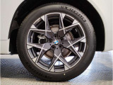 BMWの純正アロイホイールは軽量かつ強度にも優れているホイールで走行性能を引き上げる設計になっております。足元にもBMWは妥協がなくこだわっている個所になります。