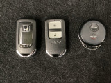 スマートキーを装備しています。鍵を差し込むことなくドアロックの開け閉めと、スタートボタン操作でのエンジンスタートができます。加えて、純正リモコンエンジンスターター用の操作キーもついています。