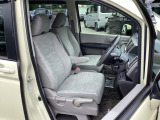 ウォークスルーが出来るセパレートシートの運転席は、シートハイトアジャスターが付いています。