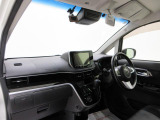 ダイハツのお店では、ダイハツ車を知り尽くしたプロフェッショナルが、専用の診断機器を使って各システムを点検しております。