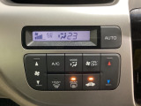セレクトレバーの左側にオートエアコンがついてますので、お好みの温度をセットするだけで風の強さや風量を自動で調整します。スイッチも簡単操作で快適に過ごせます。