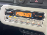 【オートエアコン】一度お好みの温度に設定すれば、車内の温度を検知し風量や温度を自動で調整。暑い&hellip;寒い&hellip;と何度もスイッチ操作をする必要はありません。快適な車内空間には必須の機能ですね♪