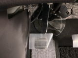 パーキングブレーキはフット式なので運転席と助手席の間はすっきり、移動も楽々です。さっと手が届く位置にATセレクトレバーやエアコンスイッチなどがあり操作性に優れています