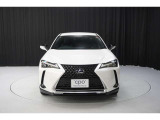 エクステリアは、一目でLEXUSとわかるスピンドルグリルを起点に、人が乗るキャビンの前後を大胆に絞り込んだ菱形のボディと力強く張り出したホイールフレアを融合させ、タイヤの存在を強調しています。