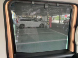 ロールサンシェードがついているので強い日差しから守ってくれます。
