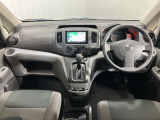 【運転席】乗用車のように快適な運転姿勢!軽快なアクセルワークを可能にする広い膝まわり・足元スペースも確保!