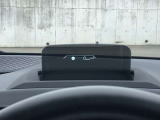 HUD: ヘッドアップディスプレイはドライバーが前方に集中できるよう、ナビや車速情報をフロントガラスに投影するシステムです。