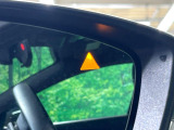 【ブラインドスポットモニタリング】走行中、ドアミラーの死角になりやすい箇所に後続車が接近するとサイドミラー付近に警告を表示、ドライバーに注意喚起をしてくれます。