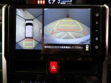 パノラミックビューモニター付きです。車両を上から見たような映像をディスプレイオーディオ画面に表示。運転席からの目視だけでは見にくい、車両周辺の状況をリアルタイムでしっかり確認できます。
