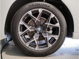 BMWの純正アロイホイールは軽量かつ強度にも優れているホイールで走行性能を引き上げる設計になっております。足元にもBMWは妥協がなくこだわっている個所になります。