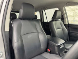 高いホールド性で運転姿勢が安定します。長距離ドライブでも疲れにくいのが魅力です。