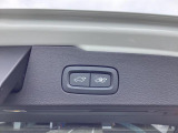 パワーテールゲート付きでハンズフリー機能も装備。両手が塞がっていても開閉は楽々です。