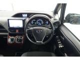 スポーティームード溢れる運転席周りですね。 クイックなドライビングに対応できるよな運転席回りになっています。 ドライブがますます楽しくなりますね!