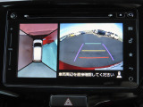 リアワイドカメラシステム!従来の視野に加えて、後方側方を約180&deg;まで見えるワイドビューと、後方を真上から見たような視野で駐車時などに便利なトップダウンビューの3つの視野があります!