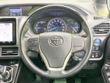 【ウッドコンビステアリング】高級感ある木目調パーツを採用した手に良く馴染むコンビハンドル。運転席廻りの雰囲気も一気に豪華になります!