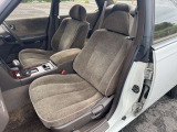 運転席&助手席☆厚みのあるシートや肌触りが時代を感じます☆新車から30年以上経過していますので色褪せやスレ等ございます☆