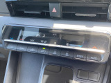 【オートエアコン】一度お好みの温度に設定すれば、車内の温度を検知し風量や温度を自動で調整。暑い&hellip;寒い&hellip;と何度もスイッチ操作をする必要はありません。快適な車内空間には必須の機能ですね♪