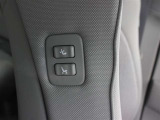 運転席から助手席シートの操作ができます。