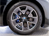 【BMWアロイホイル】軽量かつ強度に拘ったアロイホイル。走行性能ポテンシャルを引き出す設計。車の足元を引き締めてくれる大きなポイントはアロイホイルです。