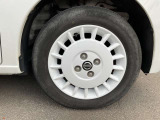 燃費が良く、ステアリング操作もスムーズに行うことができる、アルミホイール付き車ですよ。