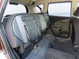 リアシートの座面をはねあげれば、横倒し出来ない背の高い荷物も載せられます。多彩なシートアレンジ!