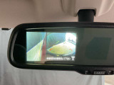 画像の左側は運転席から見ることのできないフロント左側を映している画像です、狭い道や幅寄せ時に便利です。