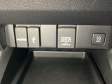 アクセサリーソケットはUSBのアダプターなどをつければ、スマホの充電にも使えます。横にはナビゲーション用の外部入力可能なUSB端子やHDMI端子がついており、周辺には物が置けるトレーがついています。