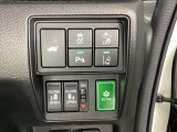 両側電動スライドドアは運転席から操作ができるよう、操作スイッチが付いています。Hondaセンシング用のVSA(ABS+TCS+横滑り抑制)解除と路外逸脱抑制機能などのスイッチもあります。
