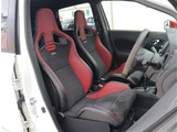 お車選びをお楽しみ頂けるよう、在庫車の展示スペースを十分に確保しております。