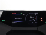 とっても見やすいメーターです。夜間時はラグジュアリーな気分にさせてくれる照明が魅力ですので、夜のドライブも楽しみになりますよ♪