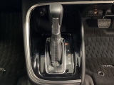 「e:HEV」は、モーター走行を中心にしながら電気エネルギーやエンジン動力を最も効率よく使い分けることができる賢いハイブリッドシステムです。サイドブレーキはスイッチ操作の電子制御パーキングブレーキです