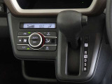 車内を快適に、オートエアコンを装備しています。