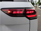 LEDテールランプ(ダイナミックターンインジケーター付)を装備。流れるように点灯するウインカーが先進性と存在感を演出します。