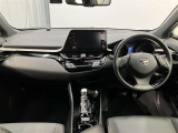 高いホールド性で運転姿勢が安定します。長距離ドライブでも疲れにくいのが魅力です。快適なドライビングライフをお送りください♪
