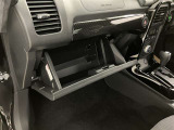 何かと便利なグローブボックス。メンテナンスノートや車検証、ちょっとしたメモと筆記用具等を入れておくとあればもしもの時にも便利ですね。