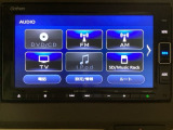 ナビゲーションはフルセグTV、インターナビ対応のGathers純正メモリーナビを搭載しています。Bluetoothオーディオ機能がありますので、スマートフォンなどの音楽も再生できます。