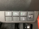 ハンドルの右側にはヘッドライトレベライザーとHondaセンシング用のメインスイッチがついています。ヘッドライトレベライザーは道路状況や積荷の加重に応じてライトの高さを調節できます。