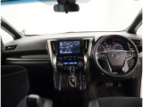 オシャレなインテリアで運転する気分も盛り上がりますよね^^