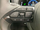 運転中、オーディオの操作をしてて、ハッとしたことはありませんか?ステアリングスイッチは、運転中でもハンドルでオーディオの操作が可能です。安全なドライブをサポートします。