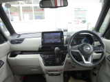 開放的で周囲が広く見渡せる運転席は車両の感覚がつかみやすくて安心安全です♪雨の日も視界良好、油膜や汚れの付着を防止するウィンドウ撥水の施工も承ります♪フロントガラスだけでなく、全ガラスに施工可能です☆