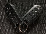 スマートキーを装備しています☆カギをカバンやポケットに入れて頂いた状態でドアロックの開閉やエンジンスタートをして頂けますよ!とても便利な装備です!