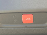 ●電動リアゲート:ワンタッチでリアゲートの開閉ができ、荷物などで両手が塞がっている状態でも簡単に開閉ができる便利機能です。