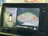 アラウンドビューモニター。上空から見下ろしているかのような映像を映し出して周囲を確認し、スムースな駐車をアシストします。