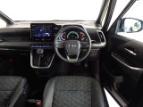革巻きステアリングで快適な操作性の運転席です。
