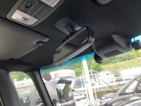 ハーフシェイドフロントウィンドウ【Fガラス上端の青色透かし】を装備しています。広いフロントガラスで視界を確保しつつ眩しさを抑えます。有と無しでは大違いです。