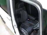 程よい硬さとホールド性が高いシートで長時間運転も快適です。