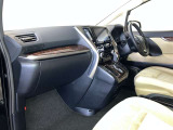 運転席周りのレイアウトをご覧ください。ナビゲーションが綺麗に装着されすっきり収まってますね!
