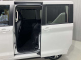 左側電動スライドドアは、子供の送り迎えの際に運転席からドアの開閉ができるので便利です。ルーフが高いので乗り降りもしやすいです♪